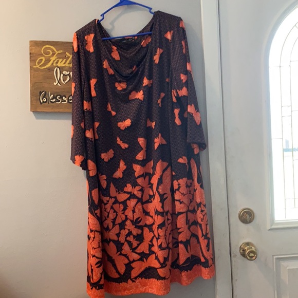 Fun dress.   Swings and is easy to pack - Picture 2 of 3